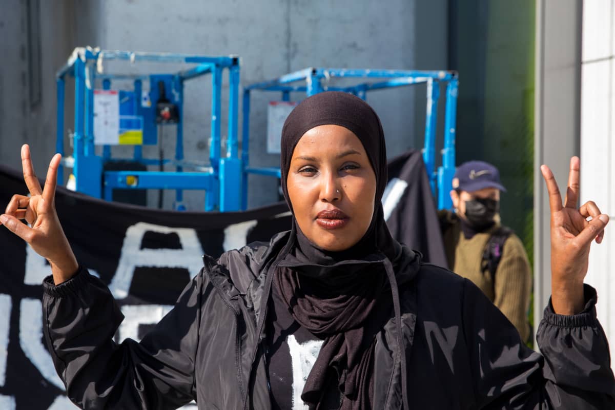 Libin Mohamed mielenosoituksessa.