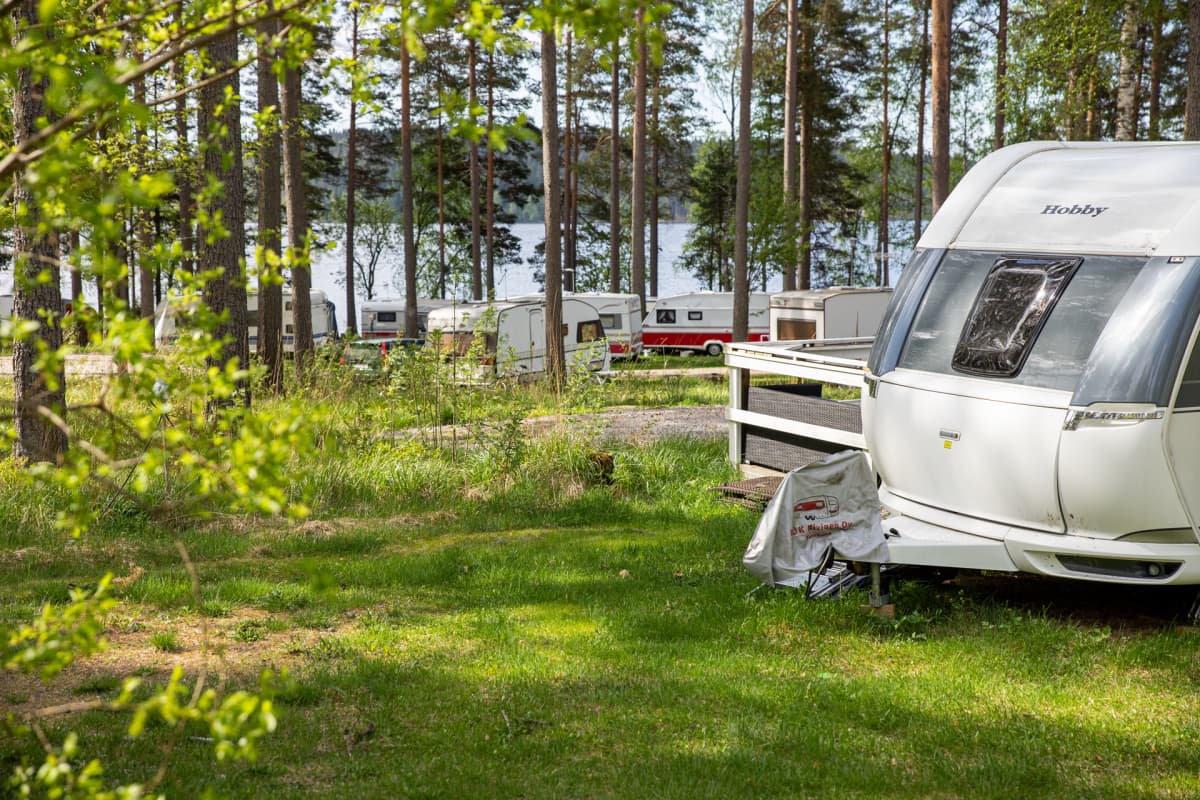Asuntovaunuja Sinervän leirintäalueella.