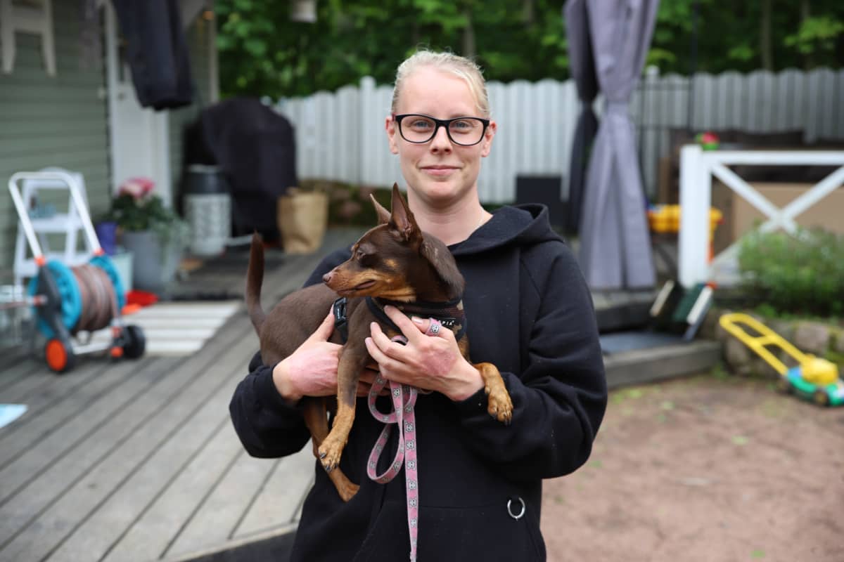Tiia Honkasalo koiransa kanssa Kotkassa.
