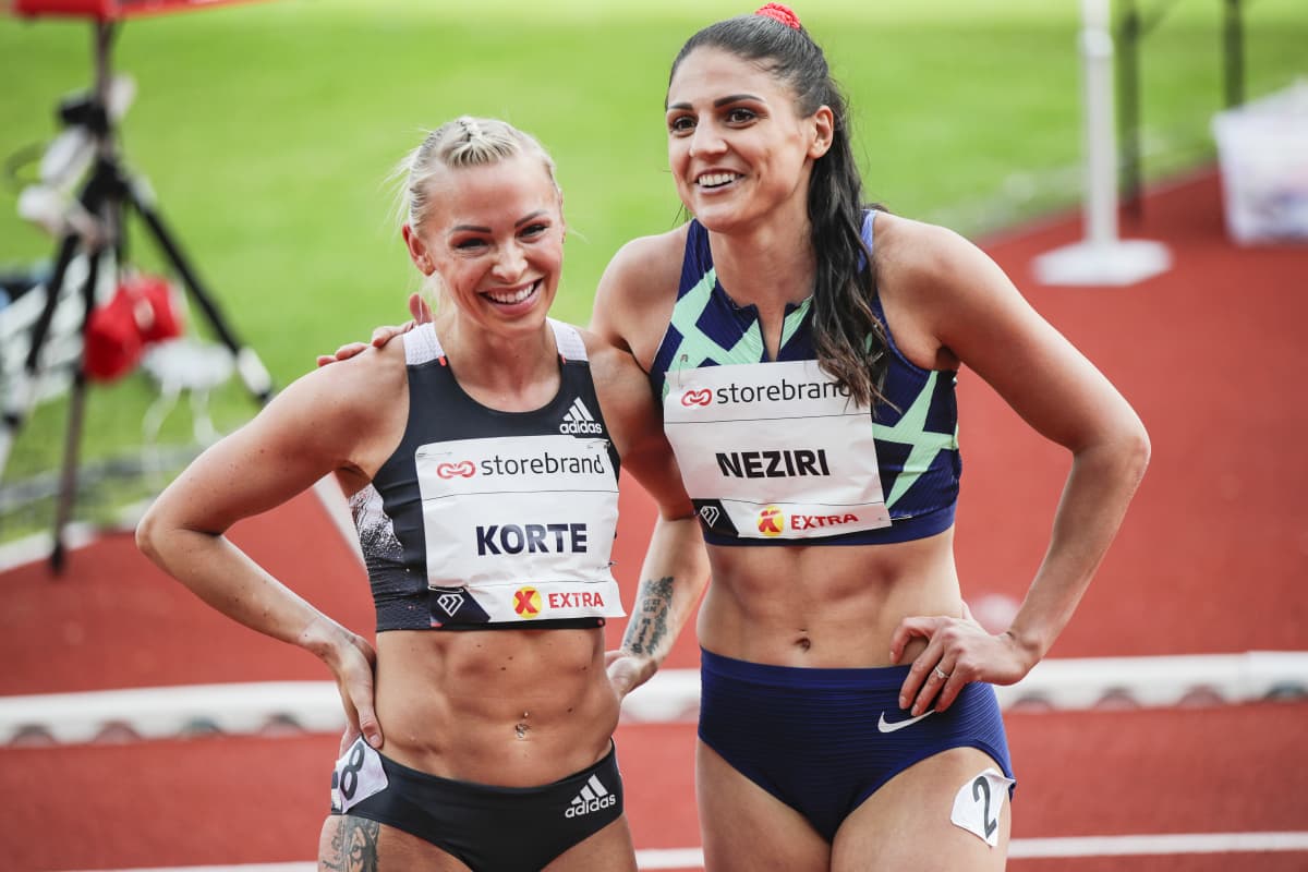 Annimari Korte och Nooralotta Neziri poserar.