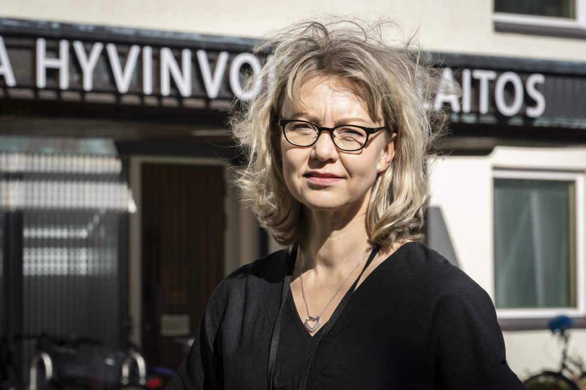 THL:n ylilääkäri Tuula Hannila-Hendelberg poseeraa THL:n pääovien edessä.