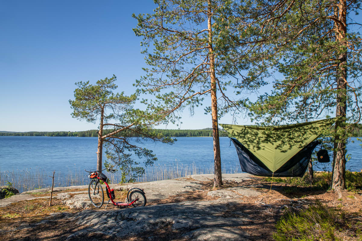 Riippumatto järven rannalla.