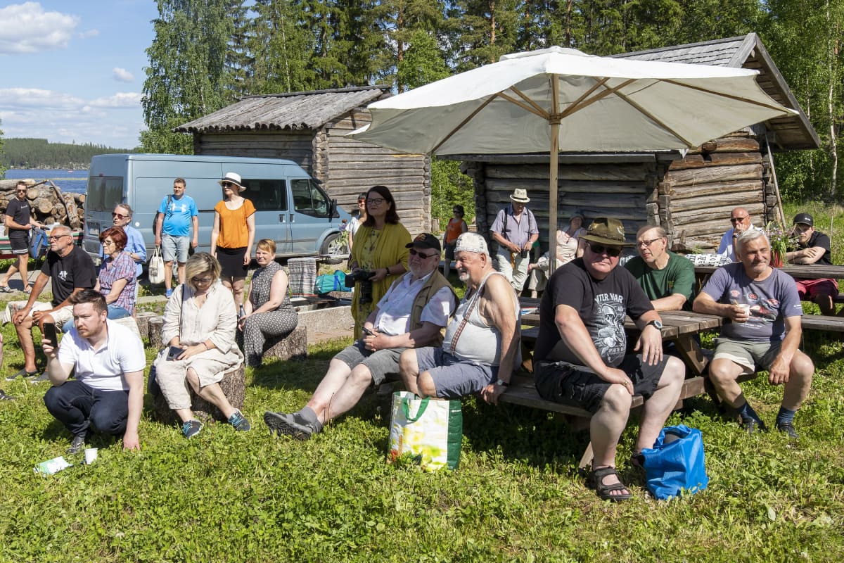 Yleisöä seuraamassa saunarauhan julistusta.