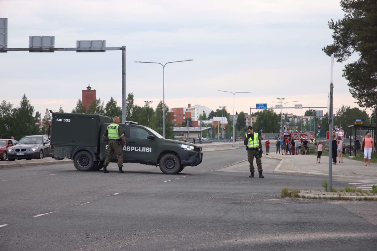 Sotilaspoliisi on sulkenut Sotkamontien.