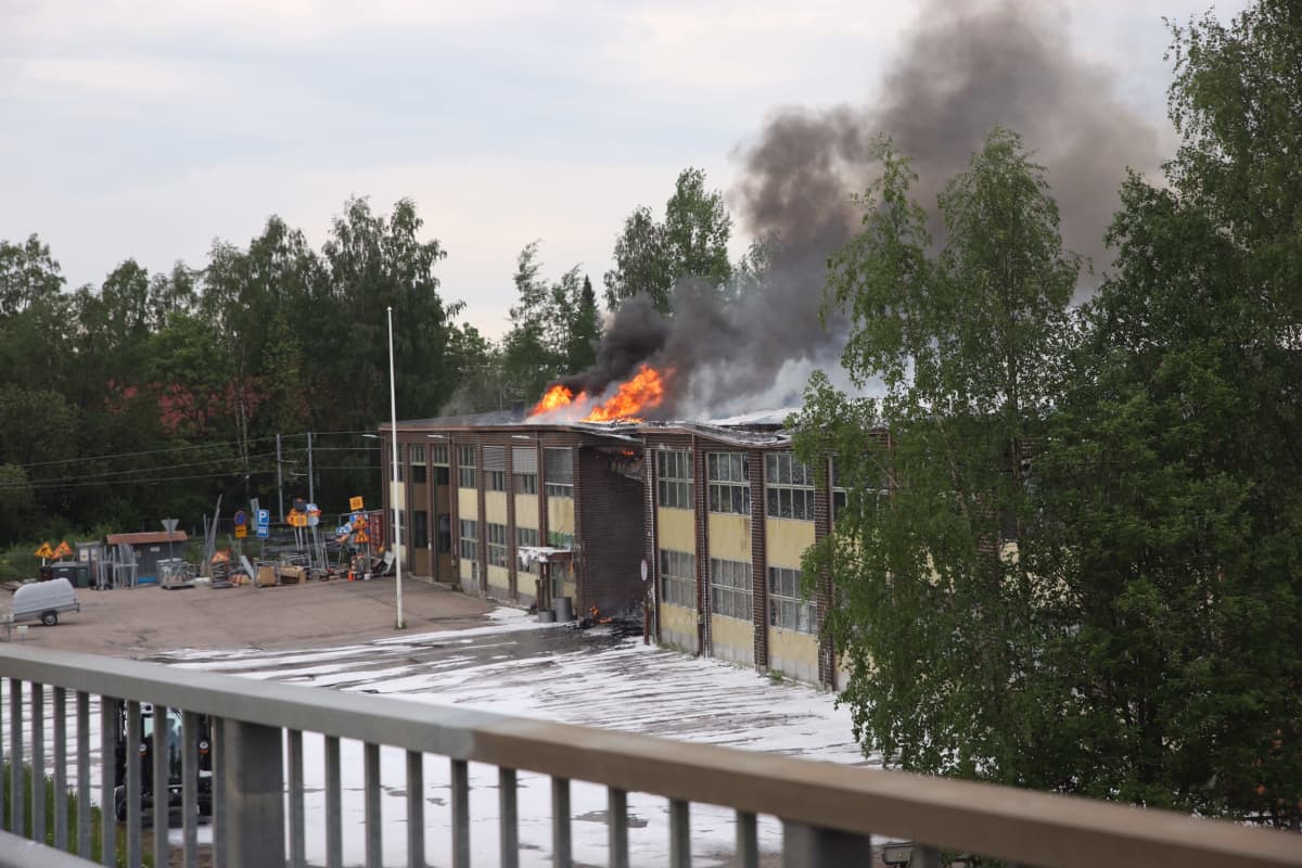 Kajaanin kaupungin varikko liekeissä.