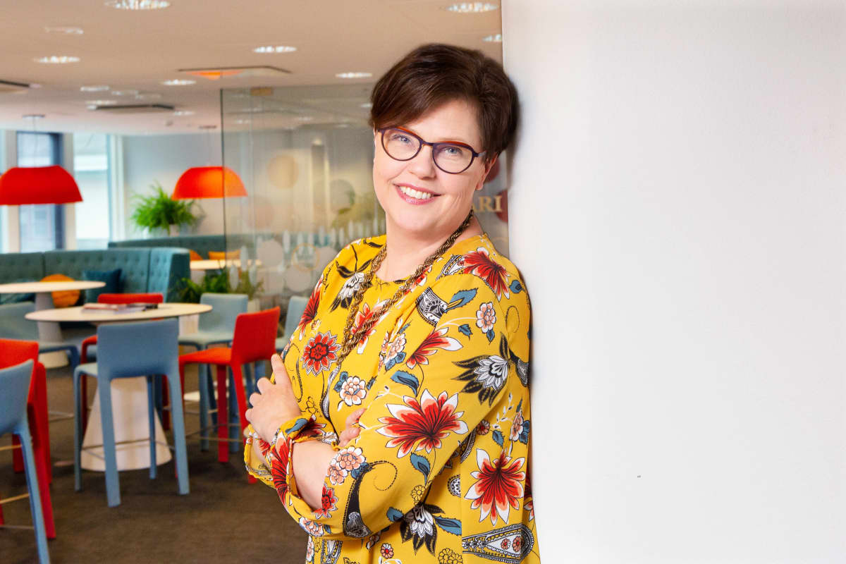 Ilona Hannikainen nojaa seinään.