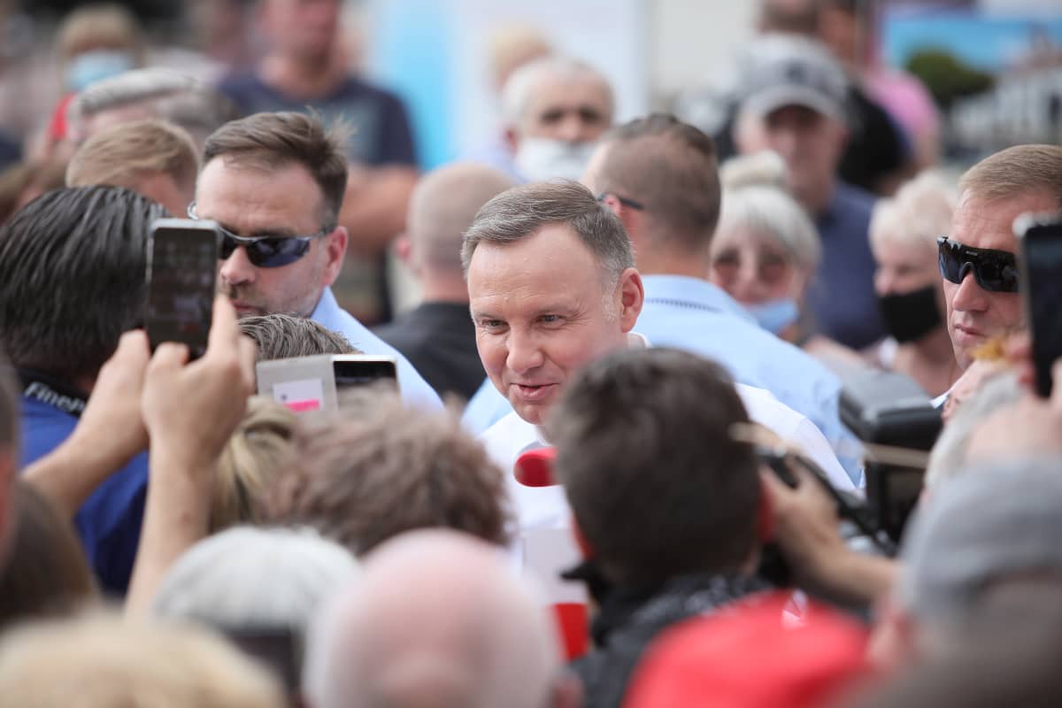 Duda kannattajiensa ja turvamiesten ympäröimänä.