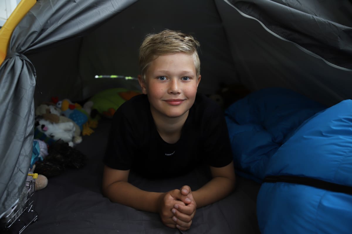 Leo Ampuja parvekkeellaan teltassa.