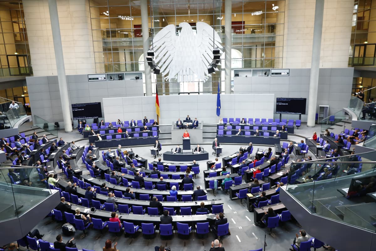 Merkel pitämässä puhettaan liittovaltiopäivillä.