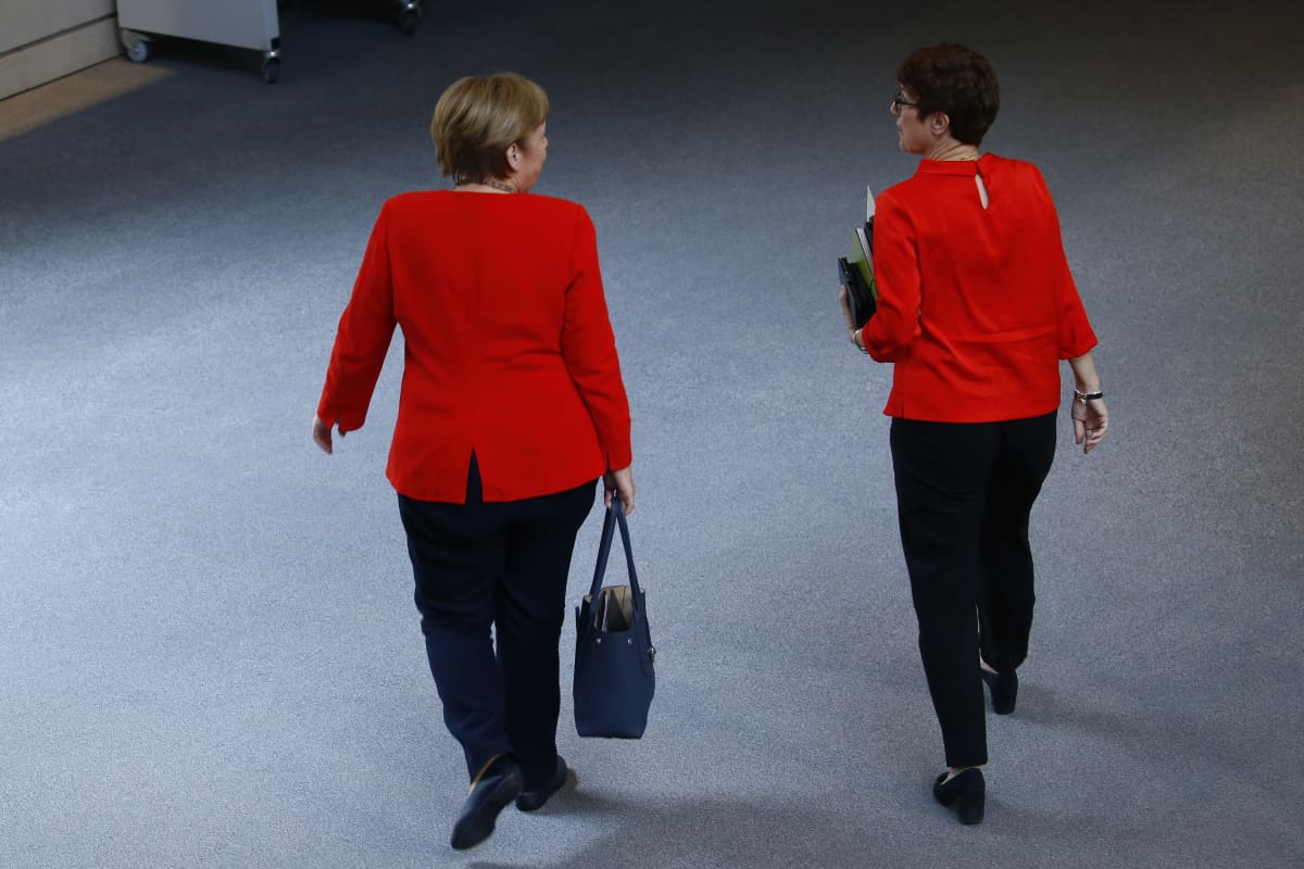 Liittokansleri Angela Merkel ja puolustusministeri Annegret Kramp-Karrenbauer lähdössä liittovaltiopäivien istunnosta.