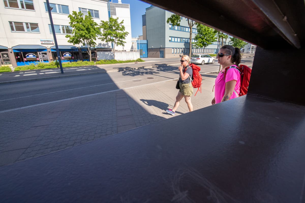 Tukialus-hankkeen Minna Lapisto ja Katja Hartikainen kävelevät Jyväskylän matkakeskuksen vieressä.