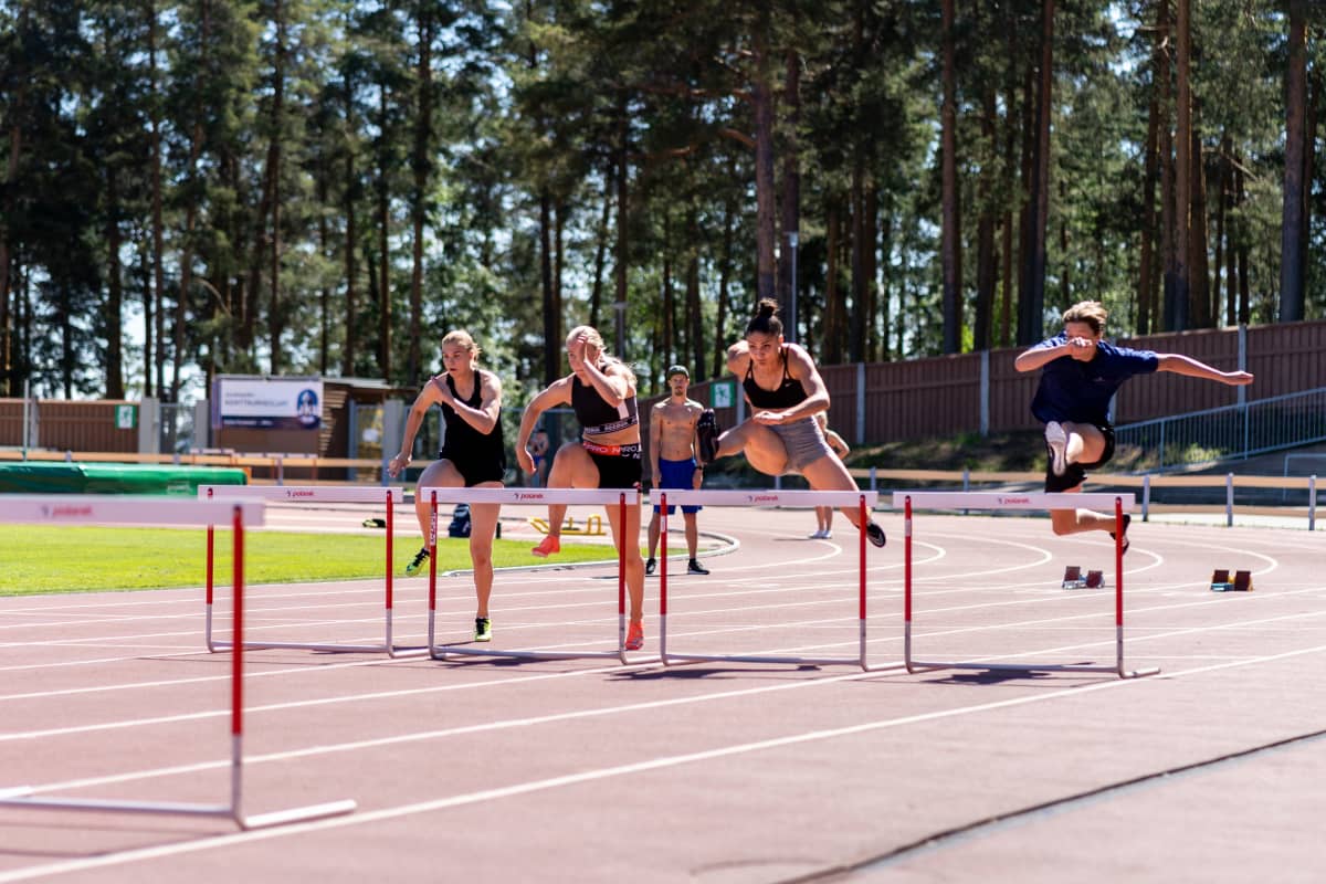 Nooralotta Neziri aitajuoksuharjoituksissa Jyväskylän Harjun stadionilla 22.6.2020.