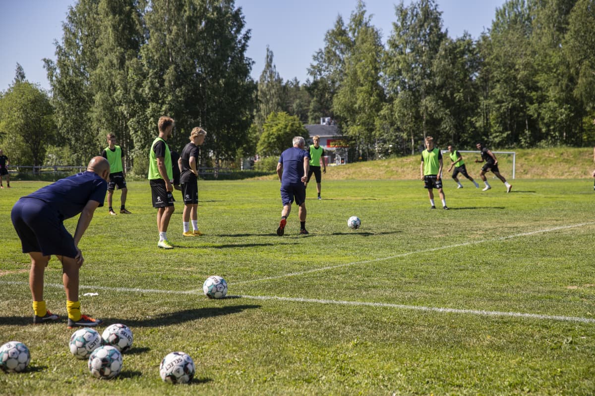 KuPS:n edustusjoukkue harjoittelemassa Kuopiossa