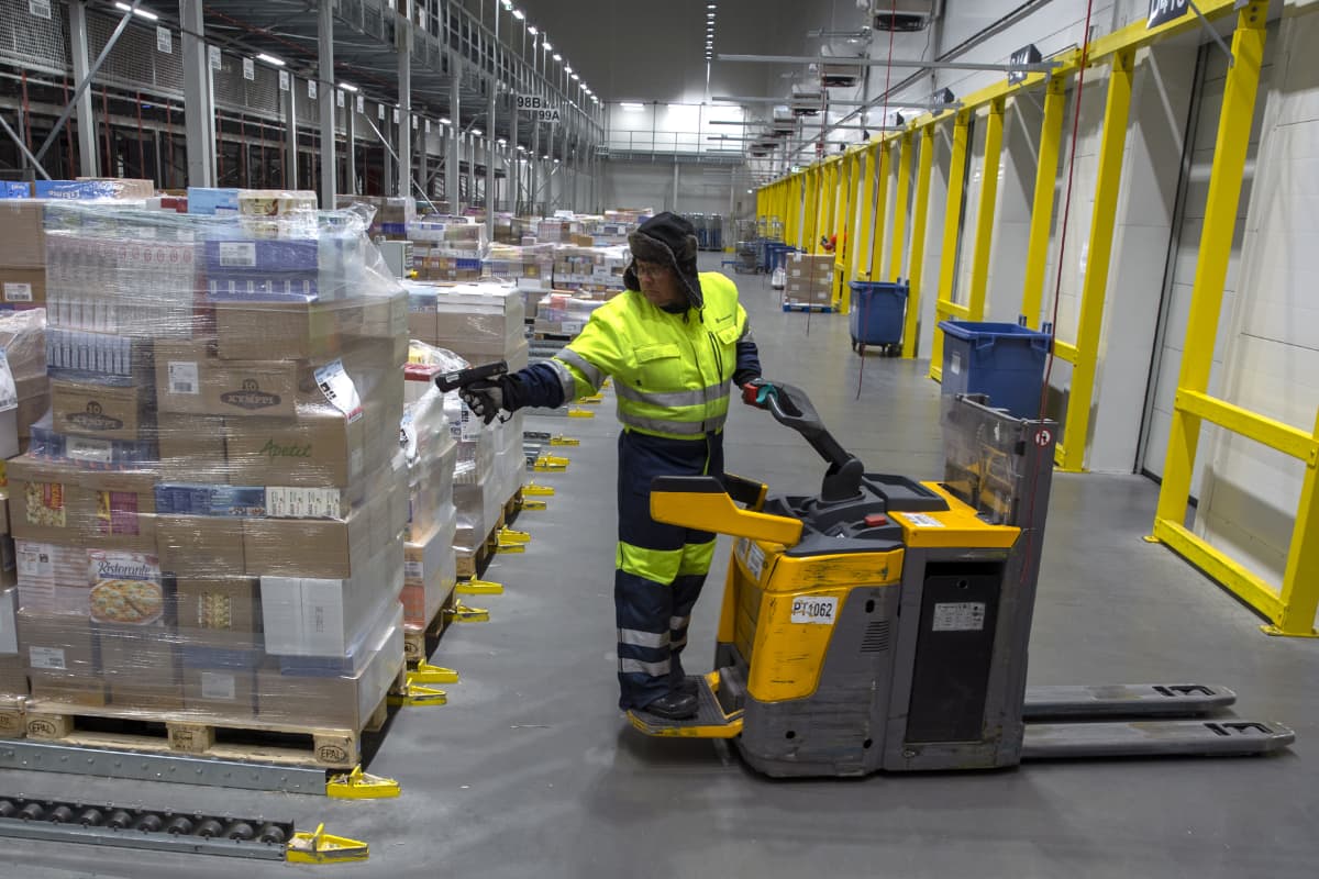 Työntekijä Inex Partnersin logistiikkakeskuksessa.