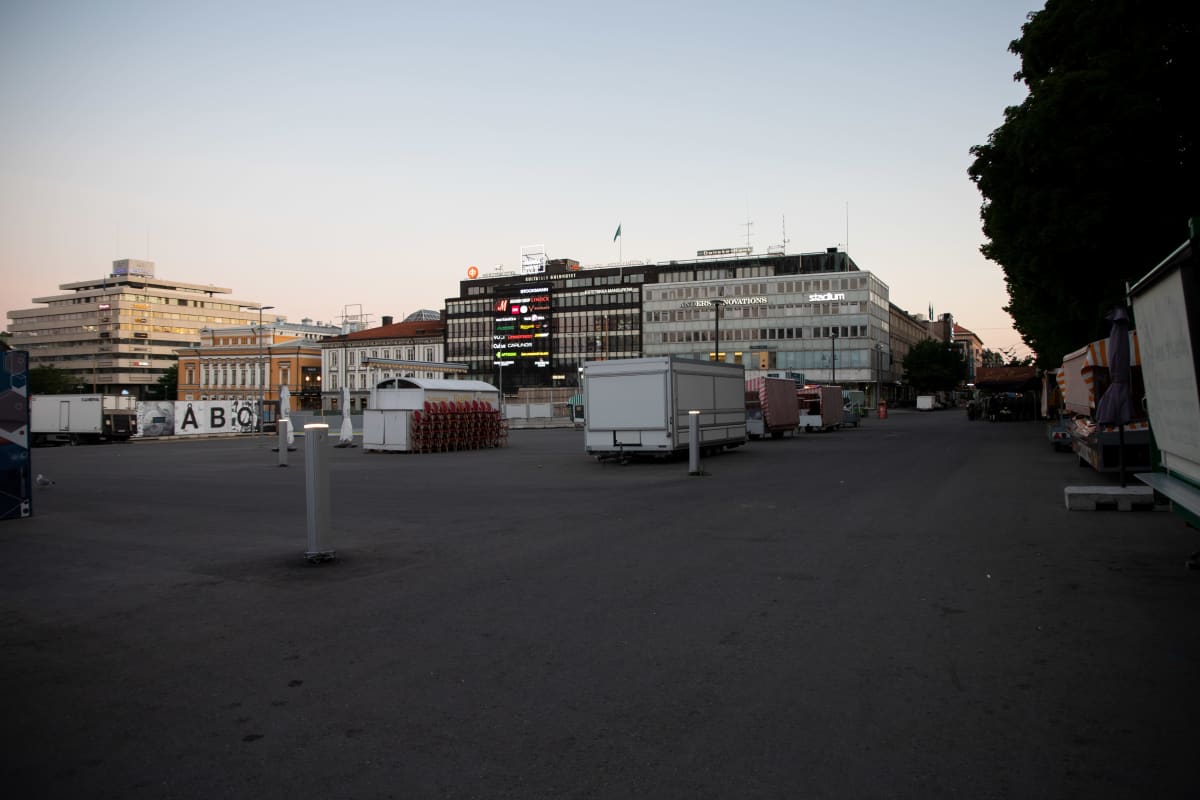 Turun kauppatori yöllä