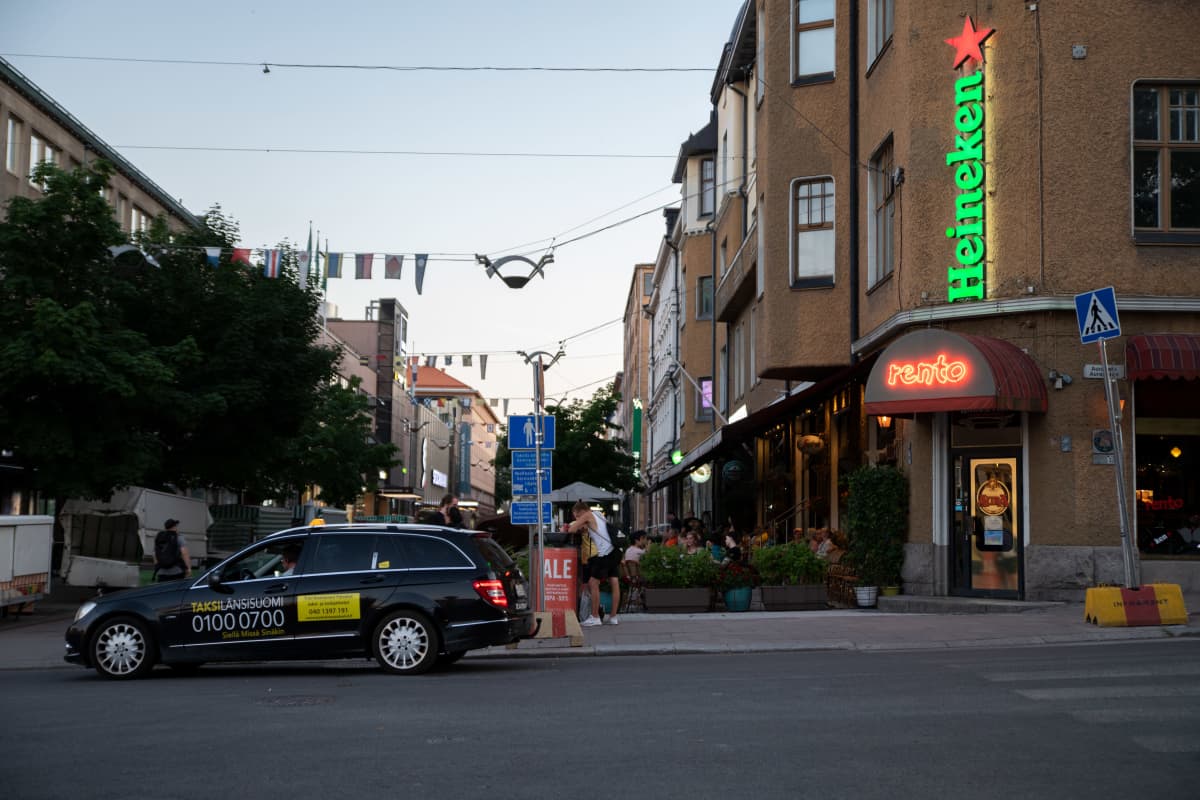 Taxi baarin edessä
