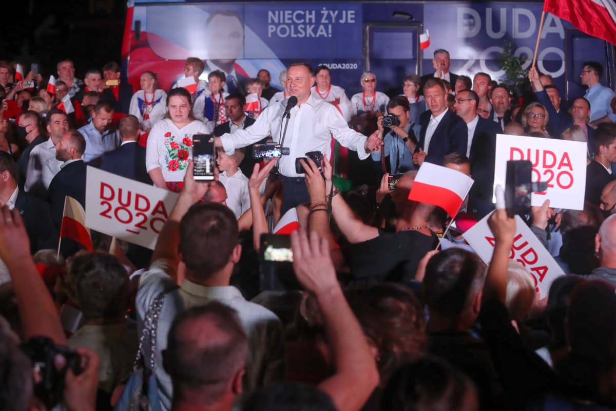 Istuva presidentti Andrzej Duda on luvannut tukea puolueensa sosiaaliohjelmia ja puolustaa perinteisiä perhearvoja. Duda osallistui vaalitilaisuuteen Strzelcessä 28. kesäkuuta 2020.