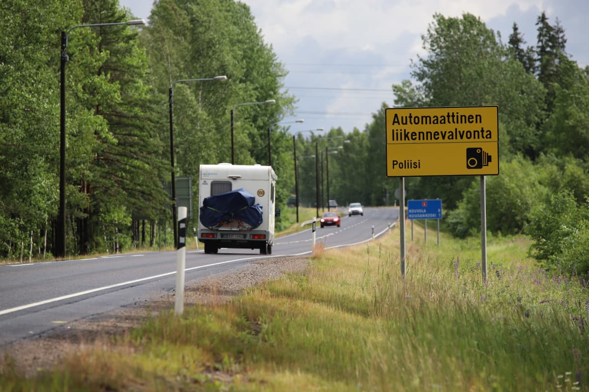 Liikennevalvontakyltti Korialla Kouvolassa.