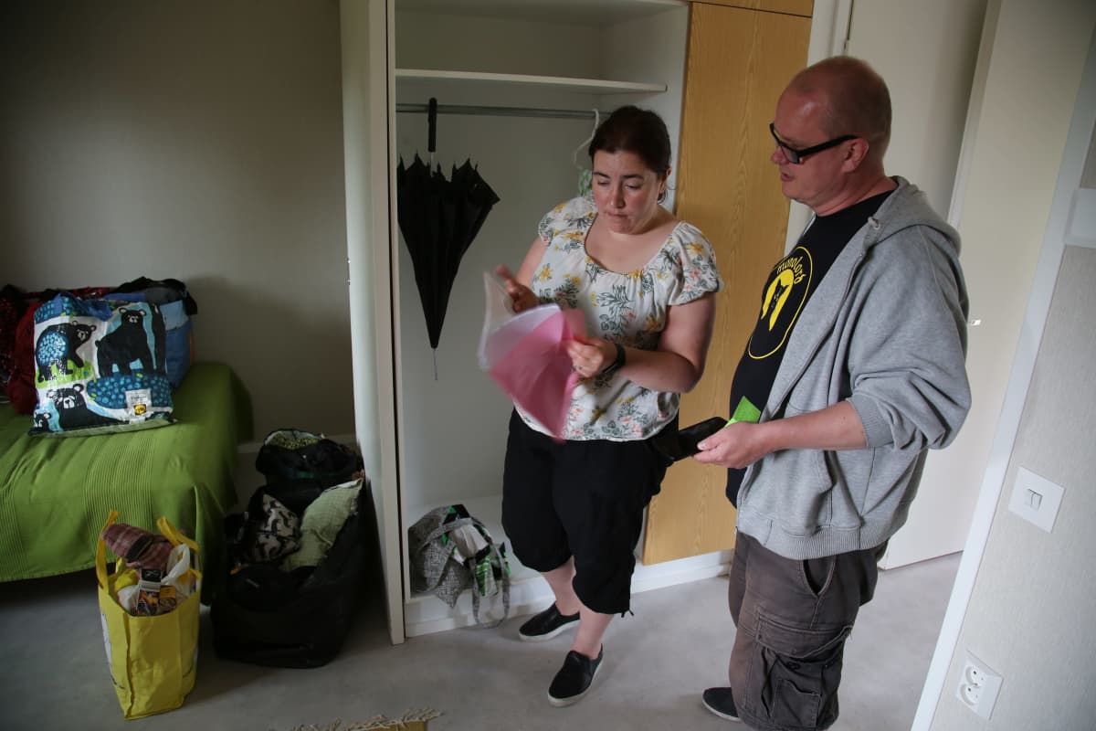 Helsinkiläiset Marika Hakkarainen Juha Pihlajamäki tutustuvat kesäkotiinsa Pöytällä.