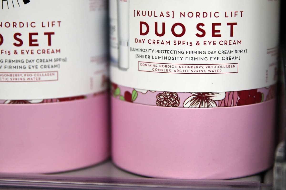 Kosmetiikkapurkkeja, joiden etiketissä kerrotaan valmistuksessa käytetyn luonnonmarjoja.