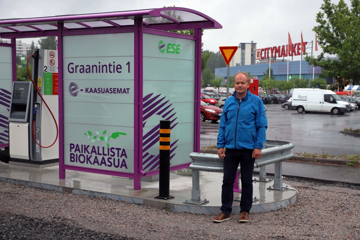 Etelä-Savon Energian hallituksen puheenjohtaja Heikki Nykänen Mikkelin Graanin kaasutankkausasemalla.