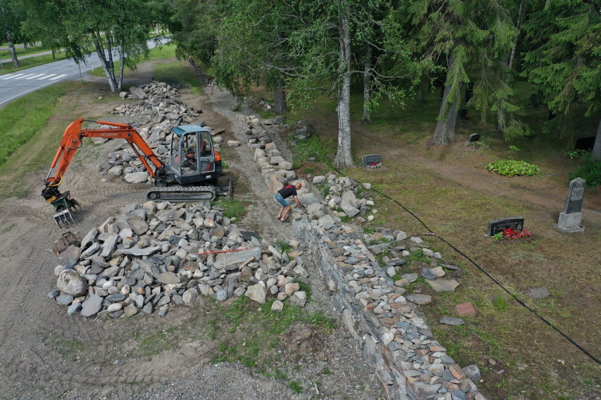 Kaivinkone hautausmaan edustalla