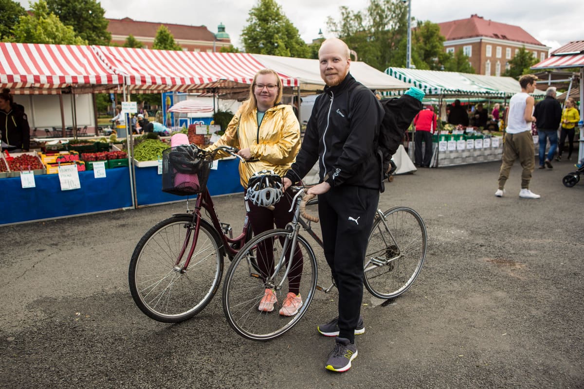 Laura Ikävalko ja Timo Nordfors Tammelantorilla.