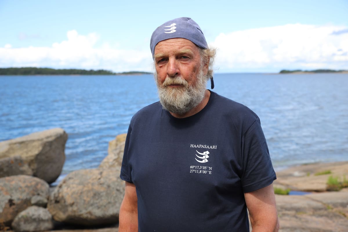Kalastaja Jukka Hakala Haapasaaren rannalla Kotkassa.
