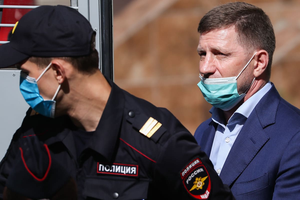 Sergei Furgal ja poliisi. Molemmilla kasvomaskit.