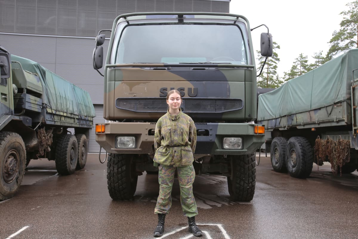 varusmies stella saarelainen seisoo sisu-auton edessä