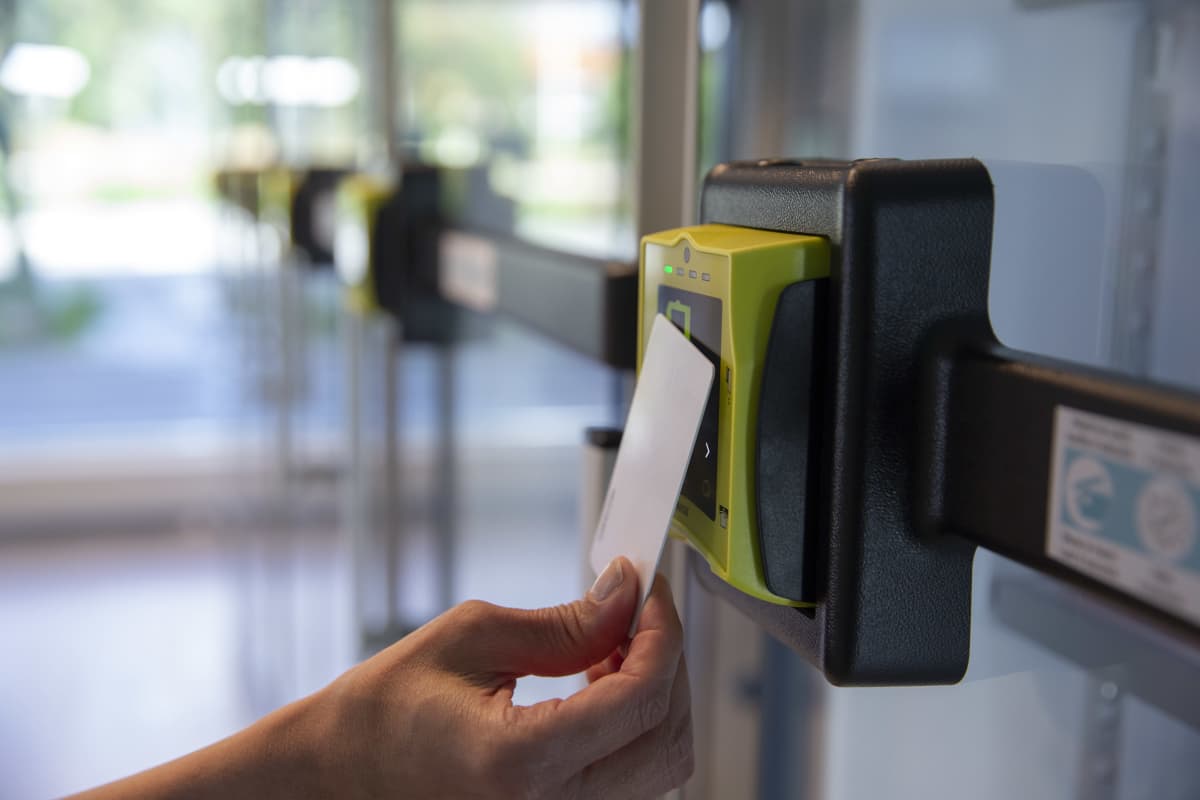 Automaattikaupan tuotekaappi avataan maksukortilla.