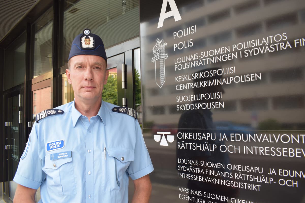 Ylikomisario Stephan Sundqvist Turun pääpoliisiaseman edessä.