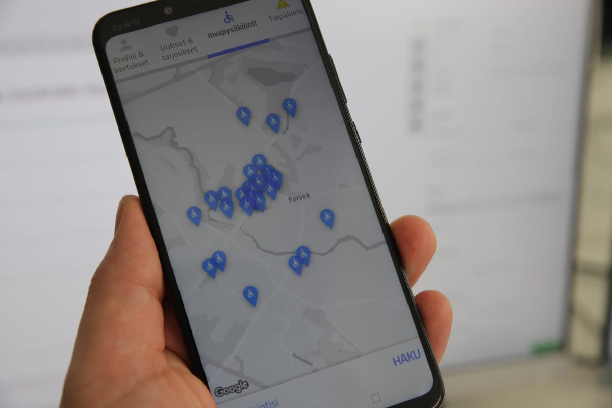 Kuva älypuhelimesta, jonka näytöllä on mobiilisovellus