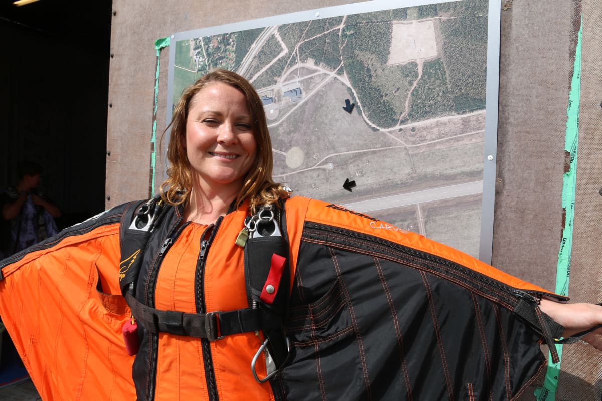 Laskuvarjohyppääjä ja Skydive Finland -kerhon tiedottaja Faye Lawson Utin lentokentällä