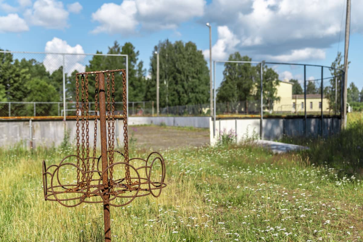 Laukaan vankilan jääkiekkokaukalo ja frisbeegolf koju.