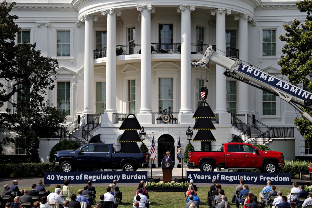 Yhdysvaltojen istuva presidentti Donald Trump luotti autoteemaan vaalitilaisuudessa Valkoisen talon edustalla 16. heinäkuuta 2020.