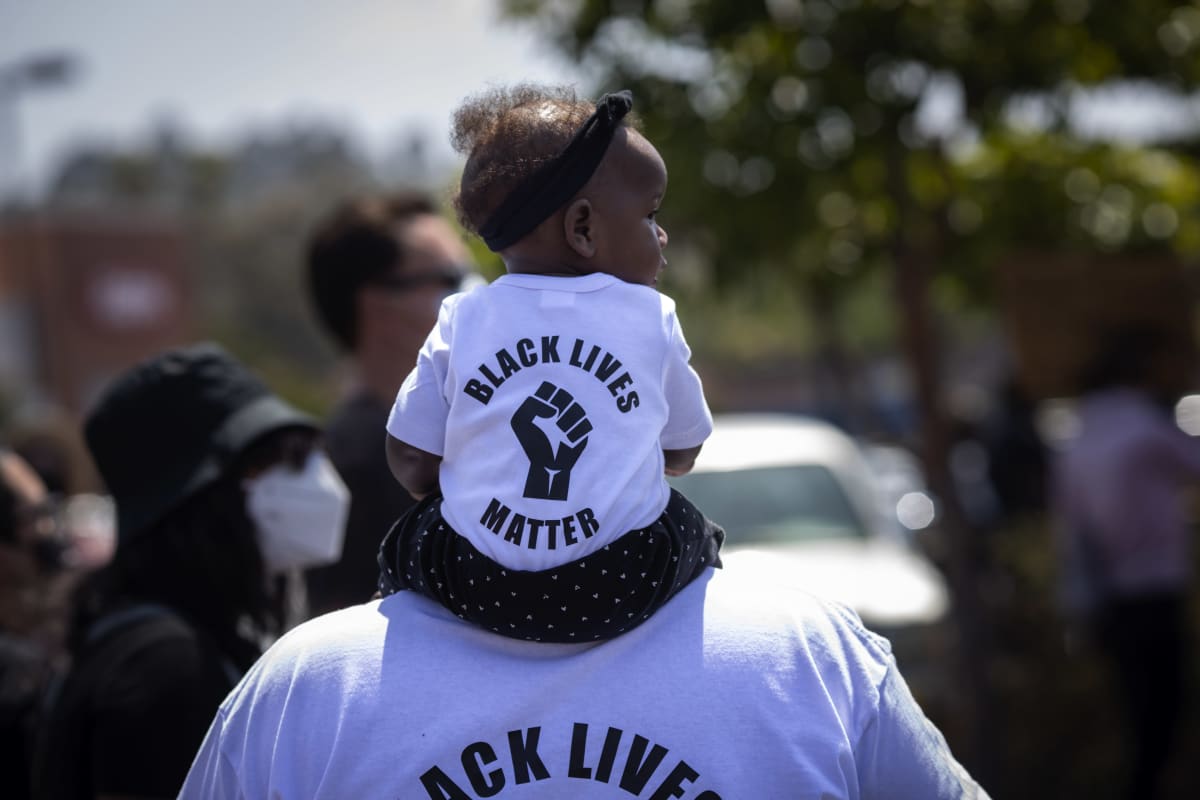 Pieni tyttö oli pukeutunut Black Lives Matter -protestipaitaan mielenosoituksessa Kaliforniassa Los Angelesissa 19. kesäkuuta 2020.