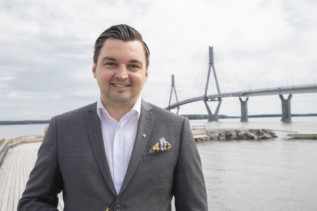 Joakim Strand raippaluodon sillan edustalla