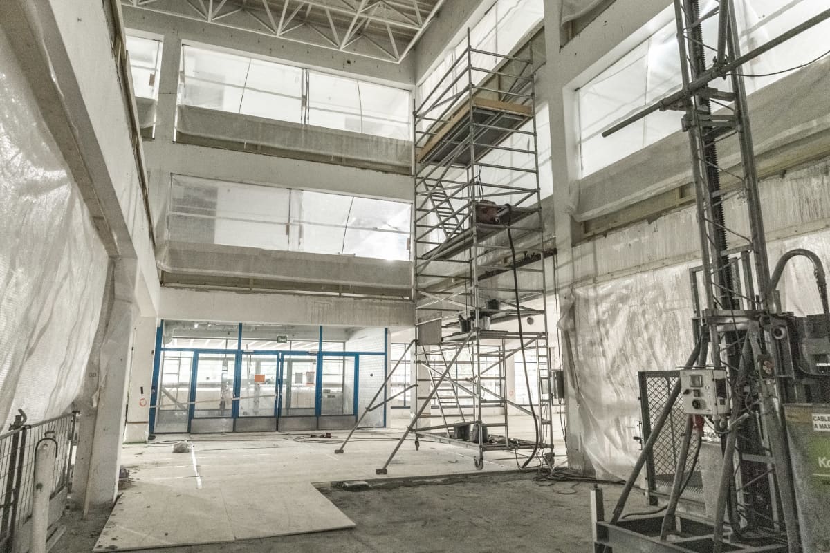 Jyväskylän Yliopiston kirjaston aula remontissa.