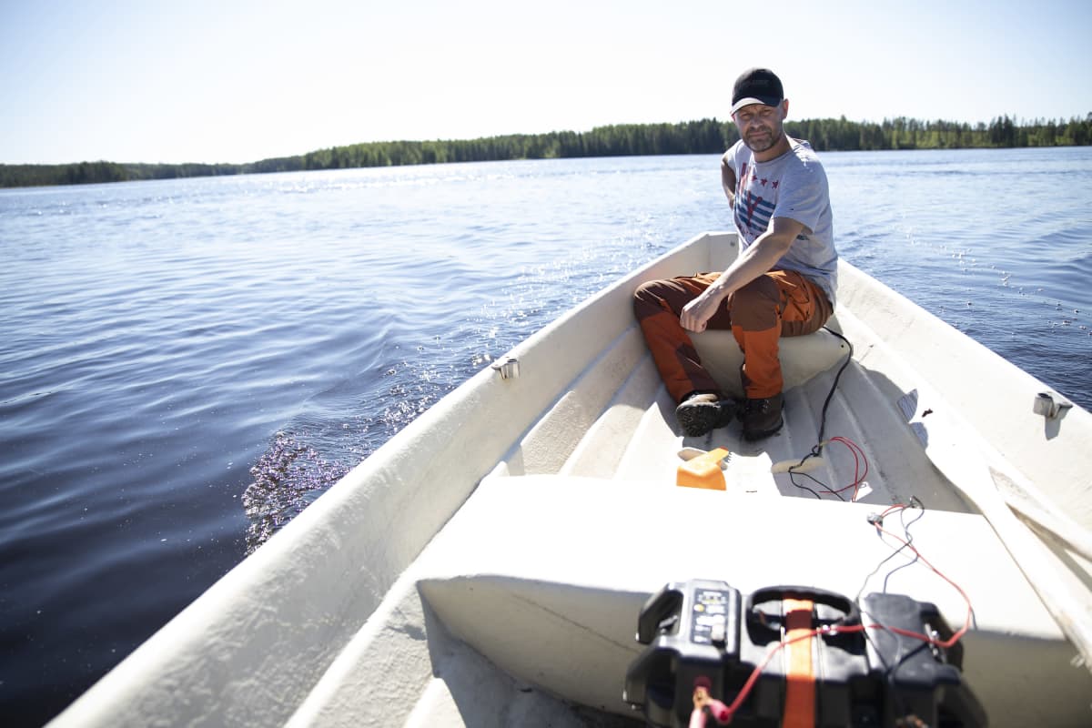 Kuopiolainen Janne Kokkonen veneilee Nilsiän Lastukoskella.