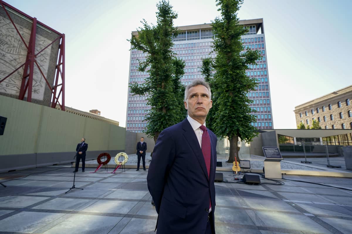 Jens Stoltenberg taustallaan Oslon muistomerkki.
