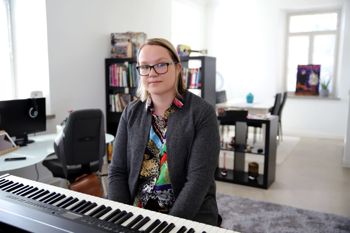 – Nyt kun olohuoneeseen on tuotu tekstiilejä, se ei ole ihan niin kaikuva. Tässä on hyvä laulaa ja treenailla, mutta äänitykseen minulla on väliaikainen tila, Elina Tikkanen kertoo.