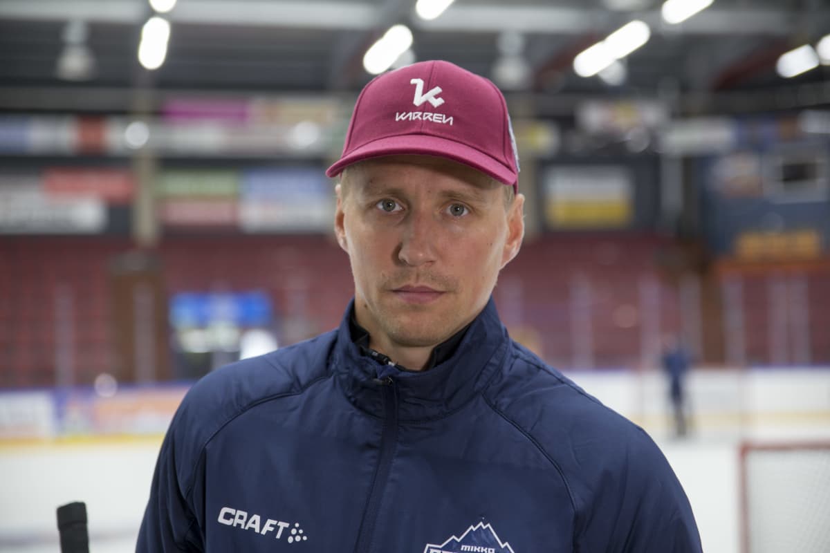 Jääkiekkoilija Veli-Matti Savinaninen