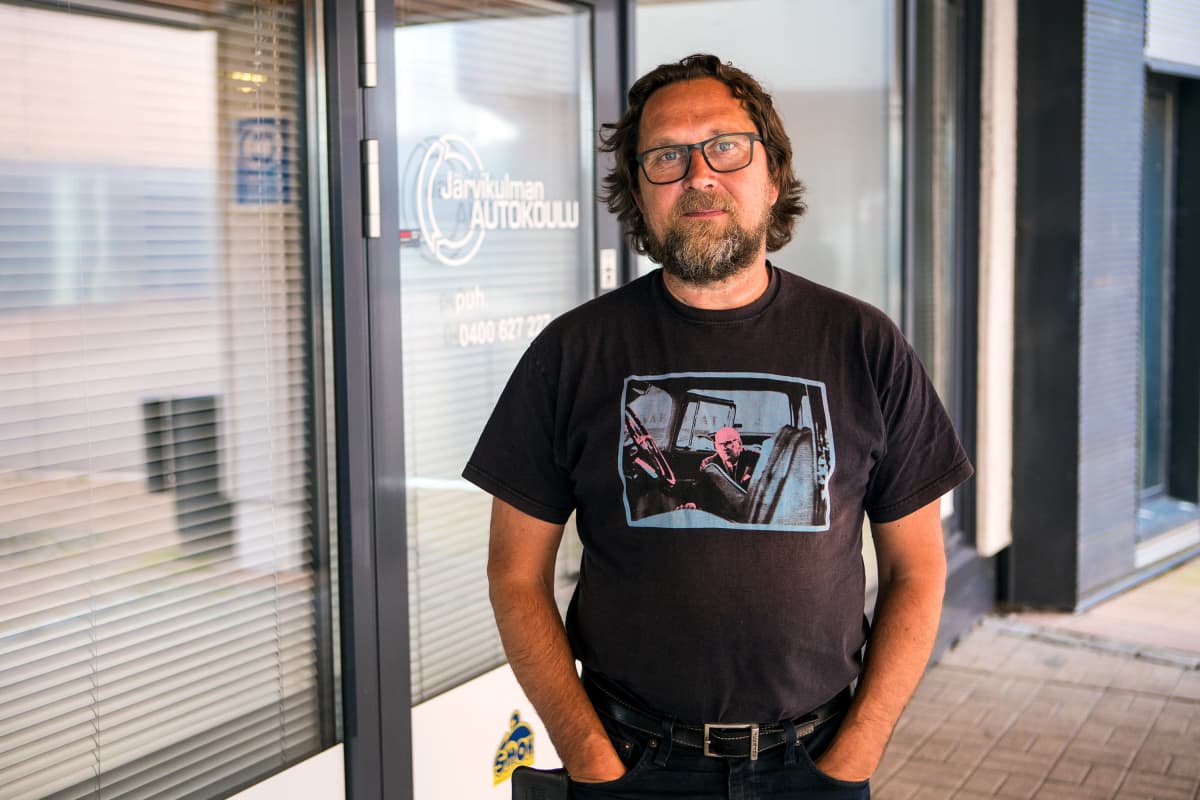 Autokoulunopettaja Jyri Annala Kangasalla Järvikulman autokoulun edessä.