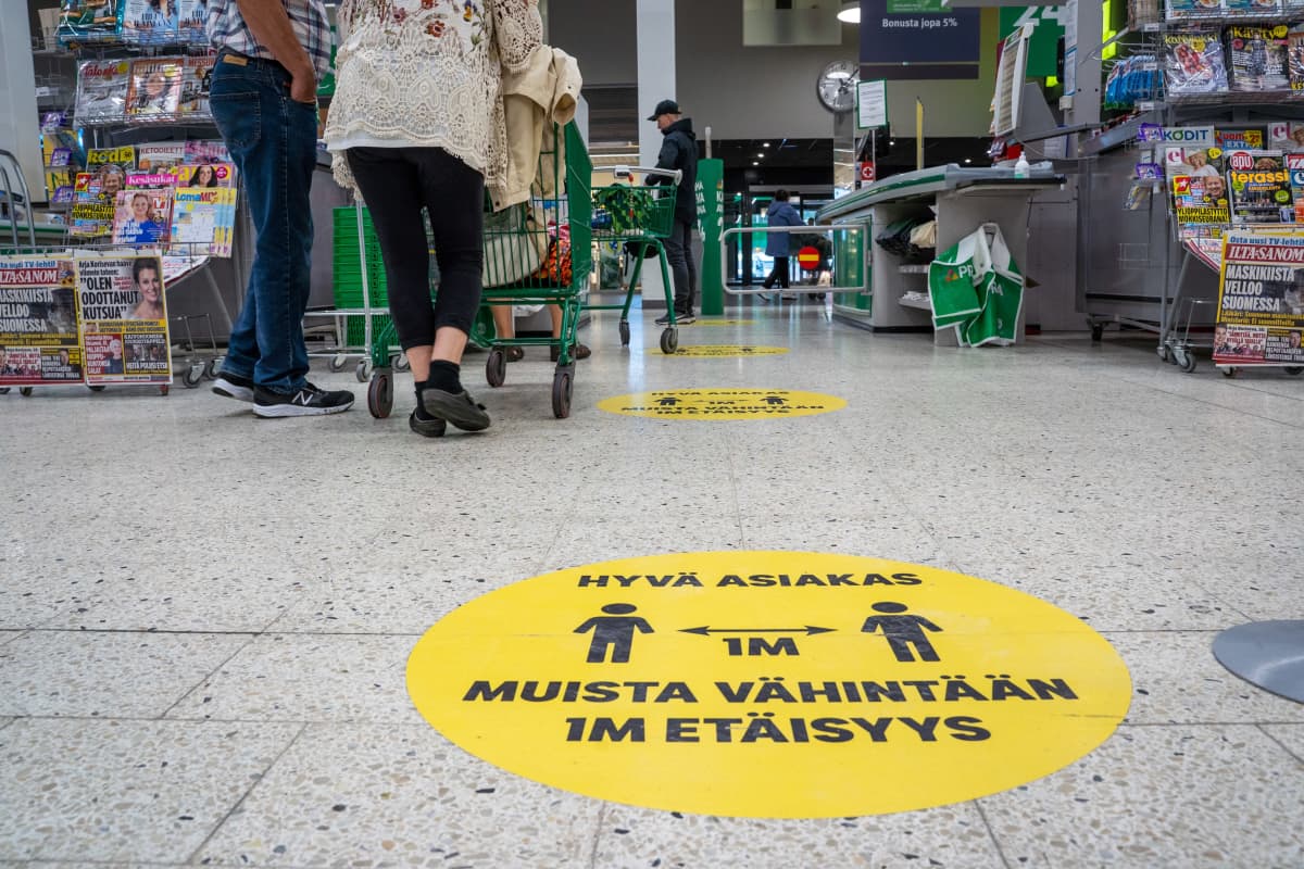 Ihmisiä kassalla Kalevan Prismassa Tampereella.