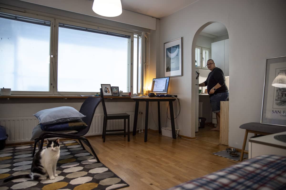 Benjamin Molini kotonaan Haagassa. Asunnon ikkunoista ei näy ulos eikä niitä saa auki, sillä talossa on käynnissä suuri julkisivuremontti.