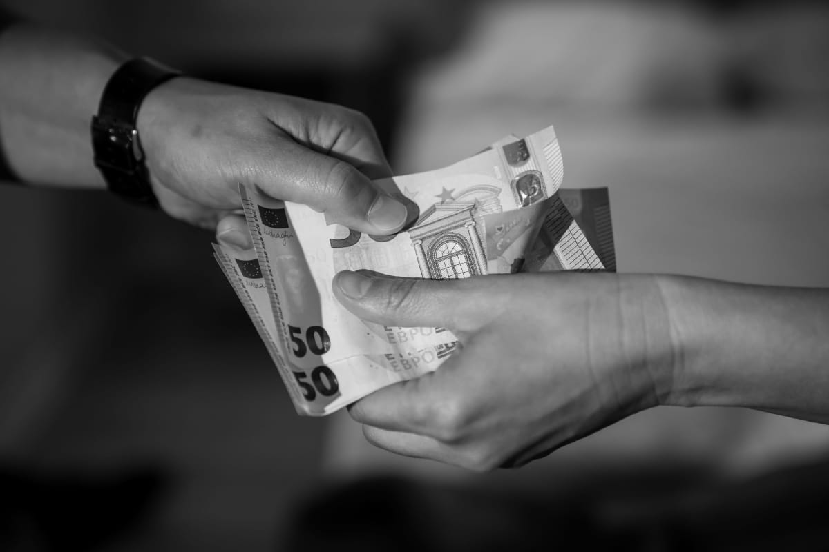 Lavastettu ihmiskaupan uhri eli seksityöläinen hotellihuoneessa, Helsinki, 24.7.2020.