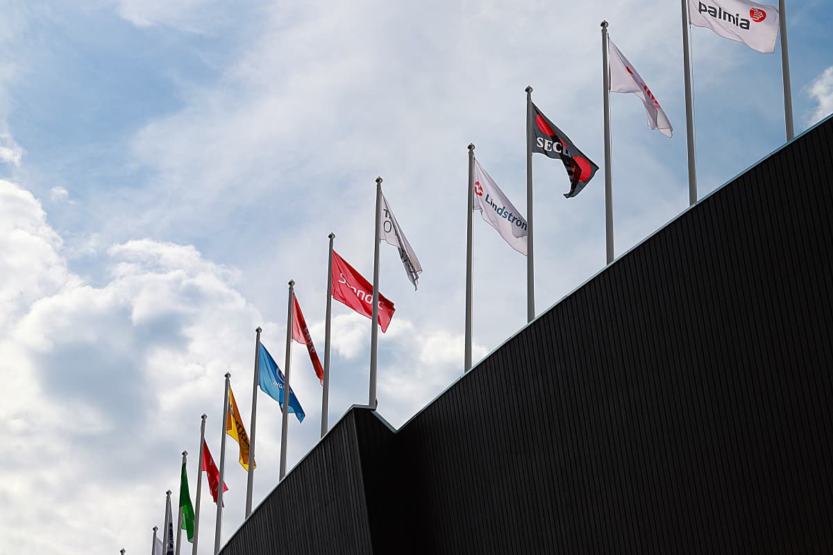 Sponsorilippuja olympiastadionilla.