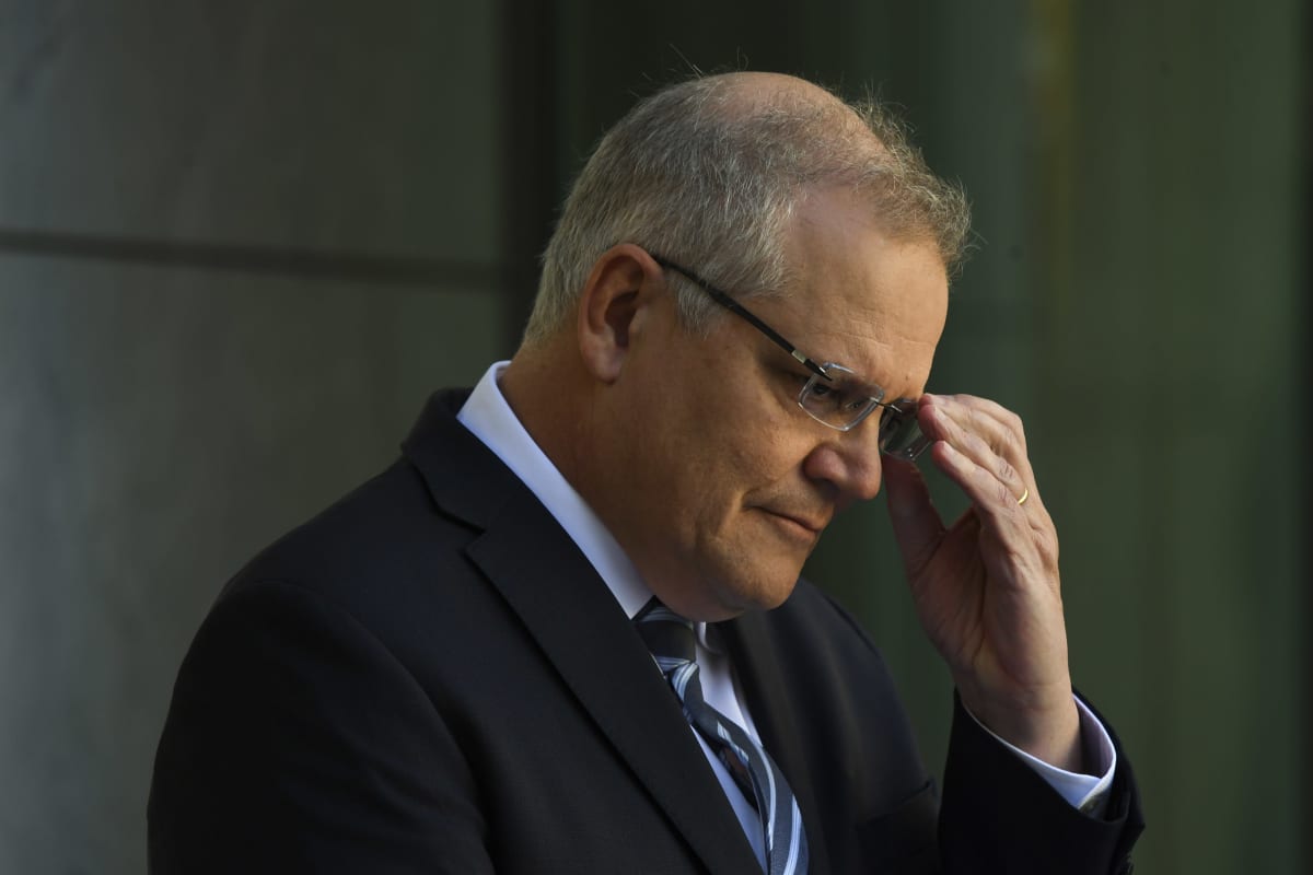 Australian pääministeri korjaa silmälasiensa asentoa
