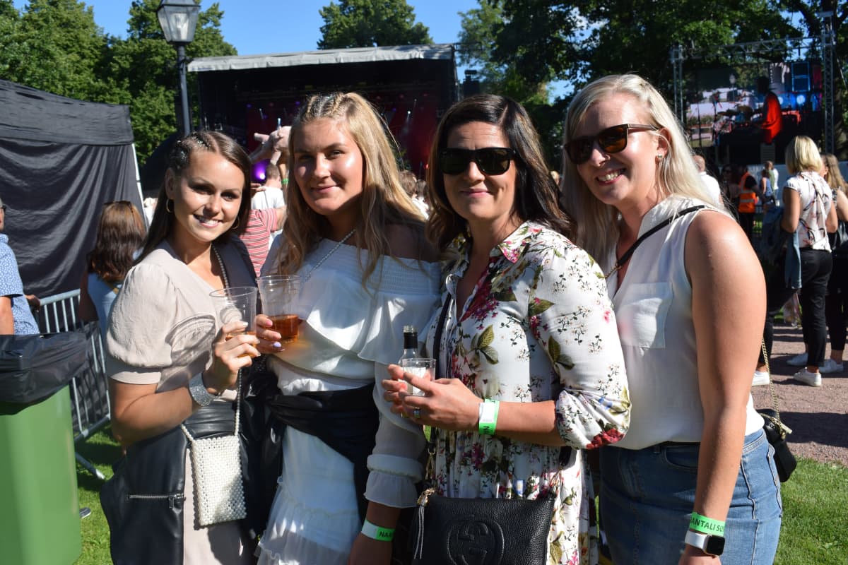 Festarikävijöitä Naantalissa 31.7.2020